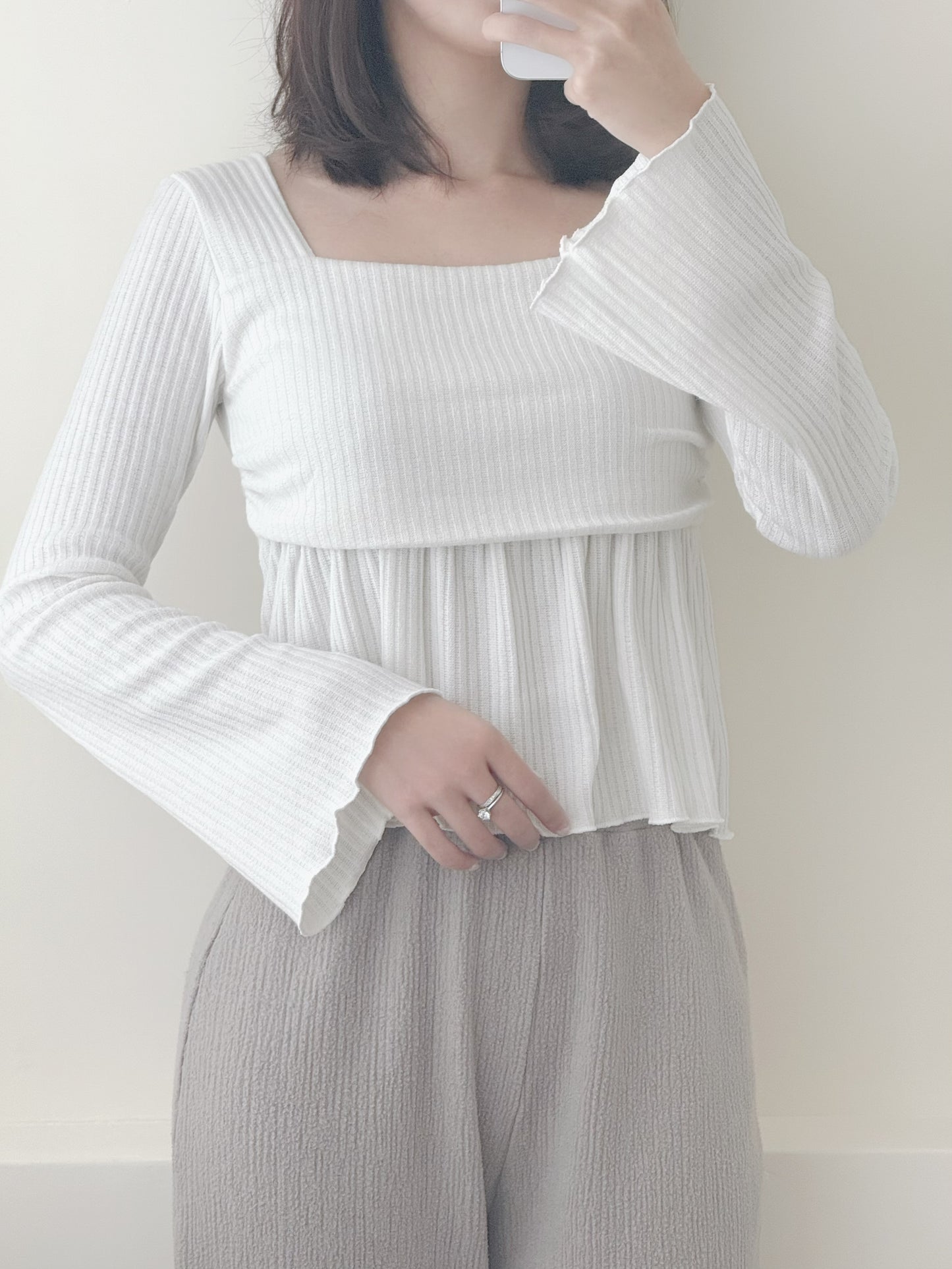 喇叭荷葉邊袖上衣