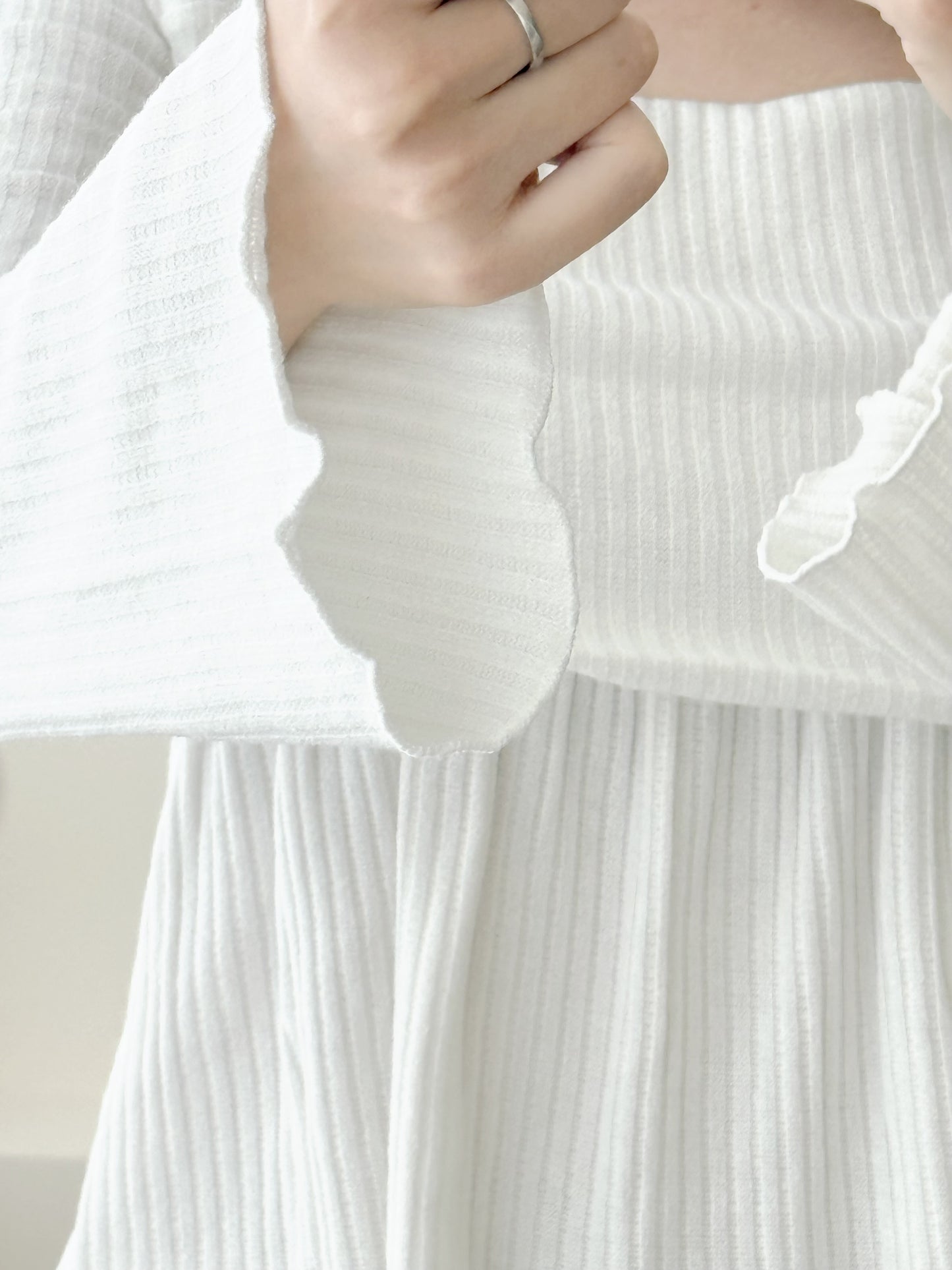 喇叭荷葉邊袖上衣